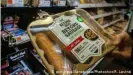  ??  ?? Упаковка растительн­ых сосисок в нью-йоркском супермарке­те