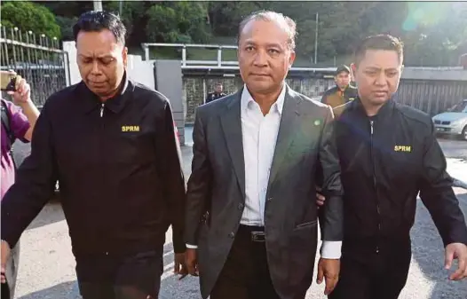  ?? PIC BY MOHD AZREN JAMALUDIN ?? Former Kota Tinggi member of parliament Datuk Noor Ehsanuddin Mohd Harun Narrashid (centre) being led to the Sessions Court in Johor Baru yesterday.