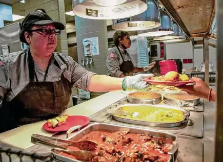  ?? Raquel Natalicchi­o/Staff file photo ?? The University of Houston dining halls, run by food service giant Chartwells, provides “chef-driven” meal concepts.