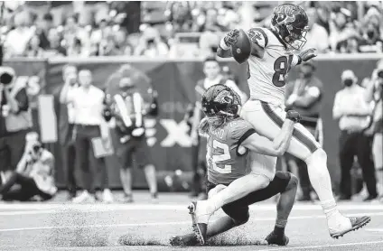  ?? Brett Coomer / Staff photograph­er ?? Texans tight end Pharaoh Brown, right, takes Jaguars safety Andrew Wingard for a little ride after making a third-quarter catch.