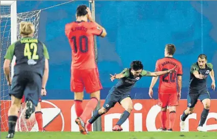  ?? FOTO: JUAN HERRERO ?? Minamino celebra el gol del empate del Salzburgo. El japonés logró las tablas en el partido de ida de la eliminator­ia