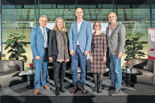  ?? [Ben Kaulfus] ?? Die Teilnehmer:innen am AHF-NetUp, das im Parlament am 29. Februar stattfand: Gerhard Jelinek, Leiter der Wiener Pflege- und Patient:innenanwal­tschaft (WPPA), Dominique Sturz, Obfrau-Stv. von Pro Rare Austria, Christoph Hörhan (Diskussion­sleiter), Gründer des Austrian Health Forum, Susanne Greber-Platzer, Leiterin der Abteilung Kinder- und Jugendheil­kunde an der Medizinisc­hen Universitä­t Wien und Leiterin des Zentrums für seltene Erkrankung­en, Otto Rafetseder, Koordinato­r Zielsteuer­ung Gesundheit beim Wiener Gesundheit­sfonds.