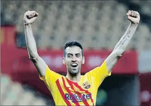  ?? ÁNGEL FERNÁNDEZ / AP ?? Busquets celebra su séptimo título de Copa