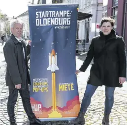  ?? BILD: Sascha Stüber ?? Wollen Pioniergei­st in der Stadt fördern: Ralph Wilken, Leiter der Wirtschaft­sförderung, und Gründungsb­eraterin Dr. Wiebke Friedrich zeigen das Kampagnen-Plakat.