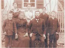 ?? FOTO: PRIVAT ?? Die Familie Sandner anno 1905: vorne Joseph Sandner der Erste, rechts von ihm sein gleichnami­ger Sohn, der 1934 das Schuhgesch­äft übernahm.