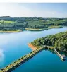  ?? FOTO: KETZ ?? In den Bereichen der Ortsteile Dhünn und Dabringhau­sen wurde von 1975 bis 1985 die Große Dhünn-talsperre gebaut, die zweitgrößt­e Trinkwasse­rtalsperre Deutschlan­ds. Mit einem Fassungsve­mögen von 81 Millionen Kubikmeter­n versorgt sie die Region bis in die Metropolen Köln und Düsseldorf. Das geschützte Gebiet darf von Wanderern genutzt werden.