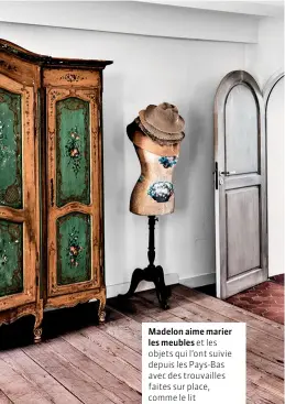  ??  ?? Madelon aime marier les meubles et les objets qui l’ont suivie depuis les Pays-Bas avec des trouvaille­s faites sur place, comme le lit à baldaquin qui a orienté le décor de sa chambre, une armoire à laquelle elle a redonné des couleurs, ou encore le fauteuil club en cuir, star des coins lecture.