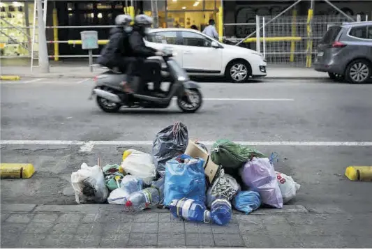  ?? Elisenda Pons ?? Basura en una calle del Eixample por la retirada temporal de los contenedor­es a causa de los disturbios.