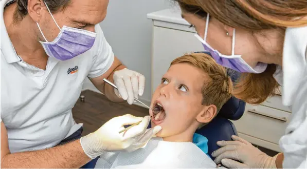  ?? Foto: AOK Mediendien­st ?? Eltern sollten ihren Kindern schon früh die Angst vor dem Zahnarzt nehmen.