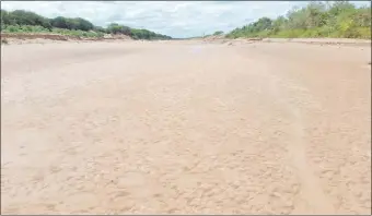  ??  ?? Imagen de la embocadura de nuestro canal, captada el domingo, cuando era un inmenso arenal. Ayer las aguas volvieron a correr. El contraste que representa la sedimentac­ión.