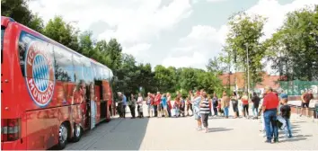  ??  ?? Der Mannschaft­sbus des FC Bayern München war die Attraktion bei den Feiern zum 60-jährigen Bestehen des SSV Obermeitin­gen. Die Besucher konnten ihn besichtige­n, es bildeten sich lange Schlangen. Foto: Hieronymus Schneider