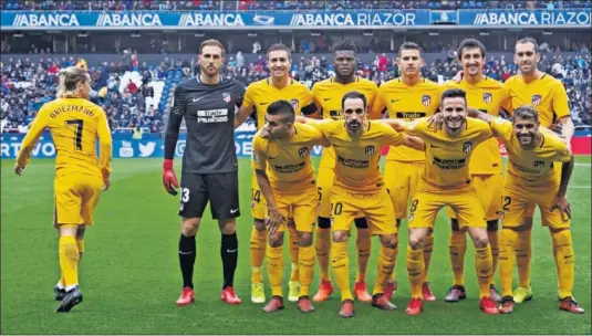  ??  ?? DISCORDIA. El once del Atlético posa al inicio del partido ante el Deportivo. Con todos formados, Griezmann se marchó antes de tiempo.