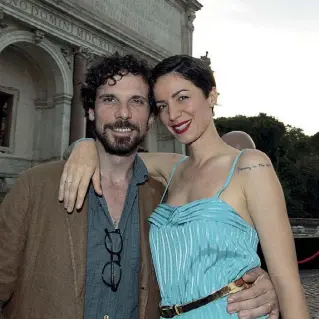  ??  ?? Coppia Francesco Montanari con la moglie Andrea Delogu