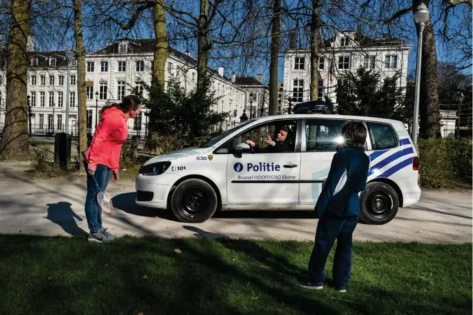  ??  ?? De politie vraagt twee mensen in het Brusselse Warandepar­k met badminton te stoppen en dreigt daarbij met een procesverb­aal,