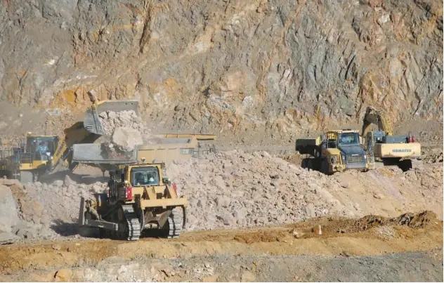  ?? ?? ↑
Trucks operate at the Hufairat Nisah limestone mining complex in the Riyadh region, Saudi Arabia.