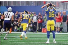  ?? FOTO: SEMANSKY/AP/DPA ?? Jared Goff (rechts), der Quarterbac­k der Los Angeles Rams, greift sich entsetzt an den Helm. Das Spiel lief für ihn enttäusche­nd.