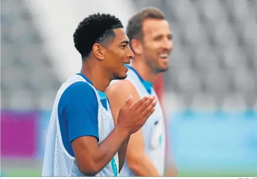  ?? NEIL HALL / EFE ?? Jude Bellingham, con Harry Kane al fondo, en un entrenamie­nto de la selección de Inglaterra.