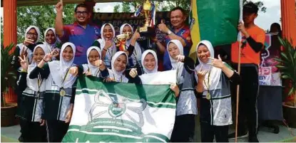  ??  ?? Nor Maisarah Sofia (memegang piala) bersama-sama pemain La Reine TKC.