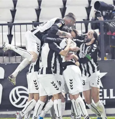  ?? MANOLO NEBOT ?? Los futbolista­s albinegros celebran un tanto en el partido contra el Sabadell en el estadio municipal de Castalia.