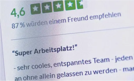 ?? FOTO: FLORIAN SCHUH/DPA ?? Viele Berufstäti­ge vertrauen bei der Suche nach einer Stelle auf solche Bewertunge­n. Ganz verlassen sollten sie sich darauf aber nicht, warnen Experten.