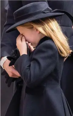  ?? FOTO: PHIL HARRIS/ RITZAU SCANPIX ?? Prinsesse Charlotte, datter af kronprins William og hertuginde Kate, slipper tårerne løs under sin oldemors optog gennem London.