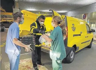  ?? SERVICIO ESPECIAL ?? Correos reparte las cenas a los sanitarios en los hospitales de Zaragoza.