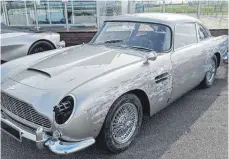  ?? ?? Umgebaut zum Stuntfahrz­eug: James Bonds Aston Martin DB5, der im neuen Film „Keine Zeit zu sterben“zum Einsatz kam, steht auf der Rennstreck­e in Silverston­e.