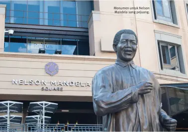  ??  ?? Monumen untuk Nelson Mandela sang pejuang.