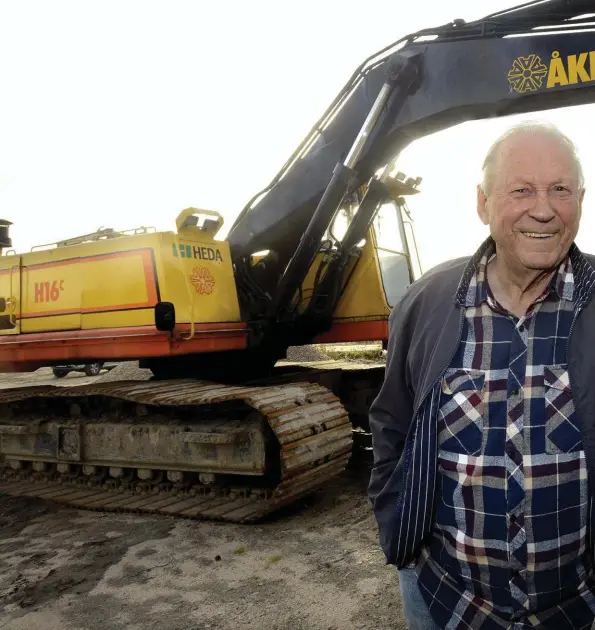  ??  ?? Bertil Sjögren i Sjömarken har inga tankar på att dra sig tillbaka, trots 68 år bakom spakarna. Han kör sin grävmaskin fyra, fem dagar i veckan.