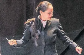 ?? ?? Directora. La brasileña Simone Menezes, al frente de la orquesta.