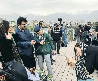  ?? KAVEH KAZEMI / GETTY ?? Una ‘selfie’ con vistas.
Iraníes pasean por el puente Tabiat, o puente de la naturaleza. Abajo, el alcalde de Teherán y candidato a las presidenci­ales
