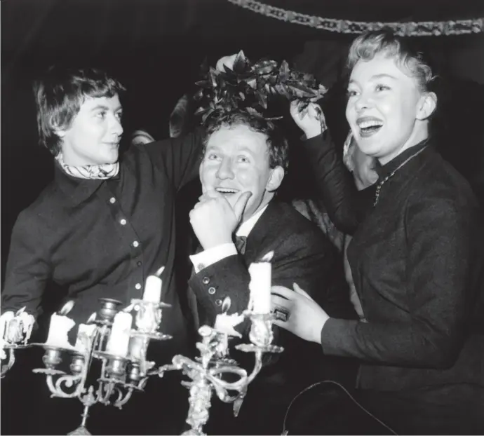  ?? © Rue des Archives/Writer Pictures ?? De Franse schrijfste­r Françoise Sagan (l.) en de Belgische actrice Dominique Wilms (r.) op een receptie in Parijs ter ere van Hugo Claus (m.), 28 maart 1955.