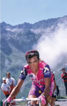  ??  ?? Deslumbran­te debut. Antonio Martín Velasco se plantó en el Tour de Francia de 1993 con 23 años recién cumplidos. 12º en la general absoluta y mejor joven, el madrileño recibió merecidos elogios. Unos meses después, el maldito retrovisor de una furgoneta segó su vida.