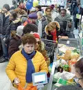  ??  ?? Clienti nel negozio Aldi di Verona