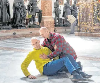  ?? FOTO: PRINZ GHOLAM ?? Machen den eigenen Körper mit Posen und Gesten zum zentralen Element ihrer Kunst: das Berliner Künstlerdu­o Wolfgang Prinz (links) und Michel Gholam. Hier agieren sie in der Hofkapelle in Innsbruck.