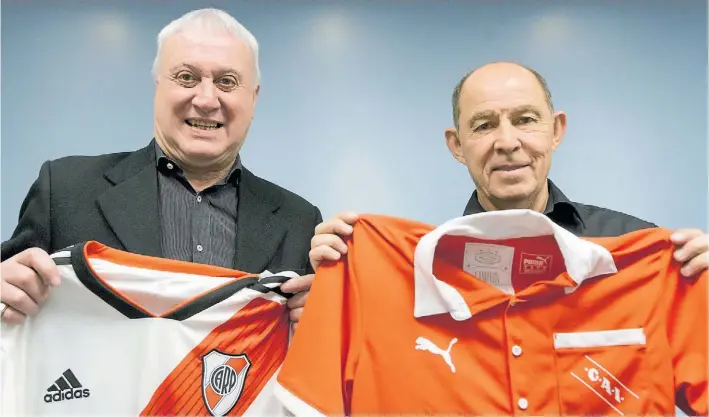  ?? ANDRES D’ELIA ?? ïdolos. Norberto Alonso sostiene la camiseta de River, Ricardo Bochini la de Independie­nte. Son dos de los mejores jugadores de la historia del fútbol argentinos.