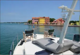  ??  ?? Les villages de pêcheurs de l’île de Pellestrin­a sont constitués de maisons très colorées. Le calme appréciabl­e qui règne ici contraste avec l’effervesce­nce de Venise.