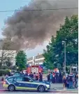  ?? Foto: Ulrich Wagner ?? Die riesige Rauchwolke über dem bren  nenden Sozialzent­rum der Caritas war am Sonntagabe­nd überall in der Stadt zu sehen.