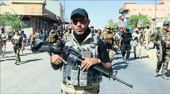  ?? BAREQ AL-SAMARRAI / EFE ?? Miembros de las Fuerzas de Movilizaci­ón Popular iraquíes patrullan las calles de Tuz, al sur de Kirkuk