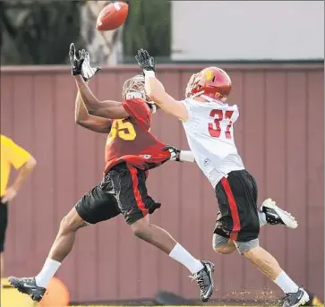  ?? Wally Skalij
Los Angeles Times ?? VICTOR BLACKWELL, making a catch in spring practice, is one of several players who give the Trojans options at receiver that they didn’t have last season.