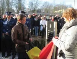  ?? FOTO JOGE ?? Weduwe Cathy Bemong en ex-collega Paul Aengeveld onthulden het monument en legden bloemen neer.