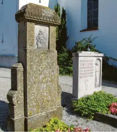  ?? Foto: Siegfried P. Rupprecht ?? Auf dem Friedhof in Siegertsho­fen sollen statt einer Urnenwand zunächst sieben Urnengräbe­r entstehen. Als Standort für die Anlage wurde der Platz hinter den bestehende­n alten Pfarrergrä­bern ins Auge gefasst.