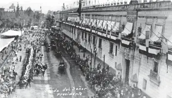  ??  ?? Porfirio Díaz sale en carroza de Palacio Nacional para dar inicio al desfile de 1910, por los 100 años de la Independen­cia.