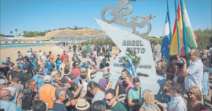  ?? FOTO: EFE ?? Los homenajes más espontáneo­s a Ángel Nieto ya han comenzado Un millar de aficionado­s se reunieron en la Curva de Ángel Nieto del circuito de Jerez para homenajear la memoria del campeón mundial español