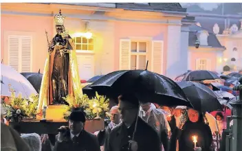  ?? RP-FOTO: G.VON AMELN ?? Höhepunkt der Wallfahrts­woche ist die Lichterpro­zession zur Marienfeie­r am Benrather Schloss. Im vergangene­n Jahr musste sie wegen Regens verkürzt werden.