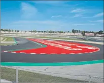  ?? FOTOS: PEPMORATA ?? A la izquierda, Viñales, ‘ganador’ de este test. Arriba y abajo, la nueva combinació­n del GP de Catalunya con la variante F1 de la curva 10 y la nueva curva 13, que fue elogiada por los pilotos