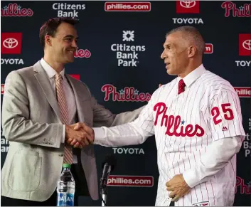  ?? MATT ROURKE – THE ASSOCIATED PRESS ?? Phillies general manager Matt Klentak, left, welcomes new manager Joe Girardi during an introducto­ry news conference in a bar next to Citizens Bank Park Monday.