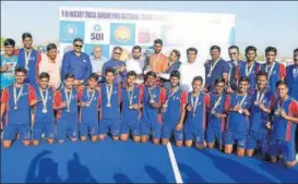  ?? HOCKEY INDIA ?? ▪ Uttar Pradesh team pose with runners-up trophy at Aurangabad on Thursday.