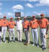  ?? F.E. ?? Raymond Abreu junto a integrante­s del cuerpo de coaches de los Toros del Este.