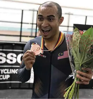  ??  ?? Azizulhasn­i Awang took bronze in the Berlin leg of the World Cup.